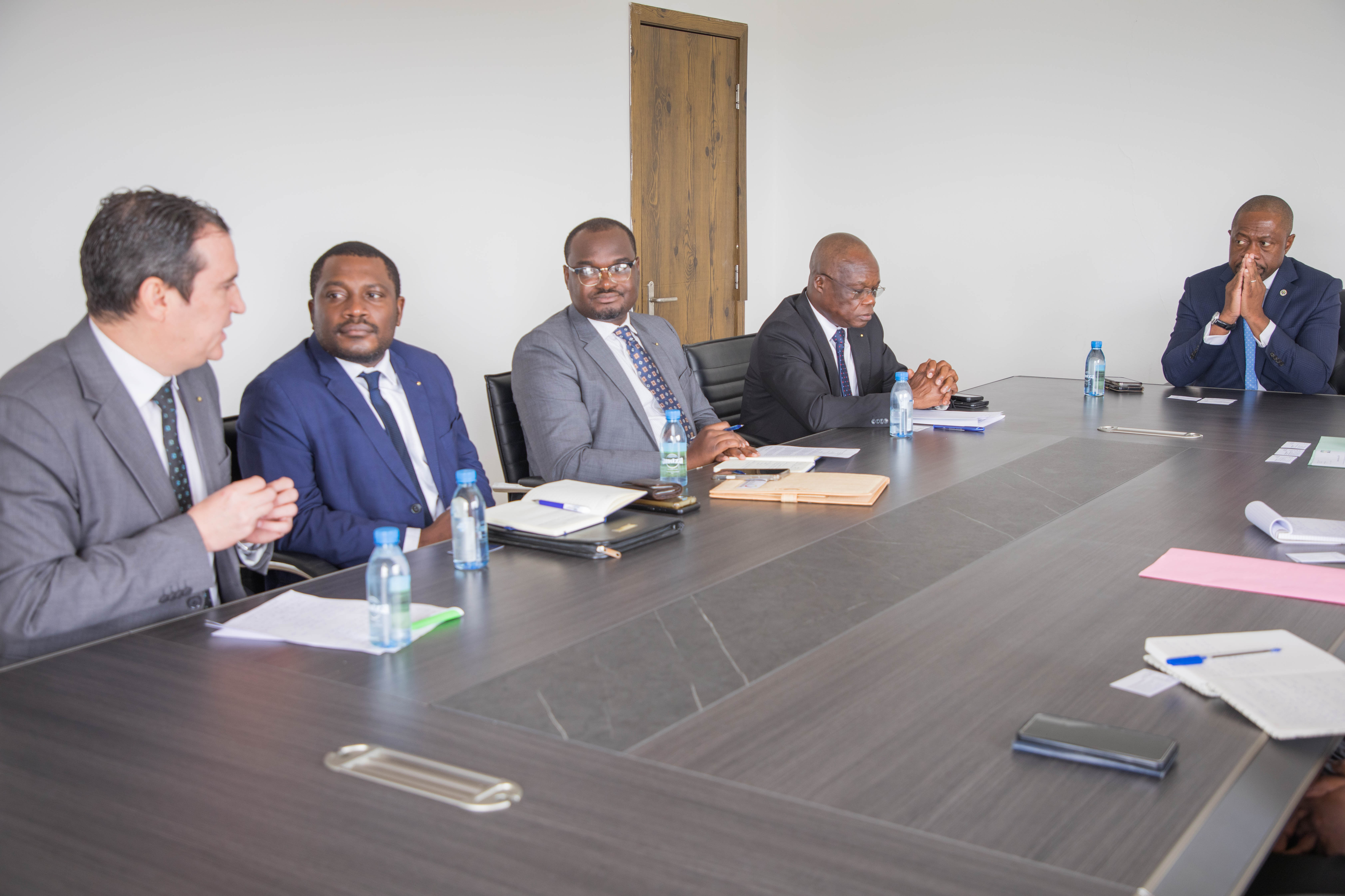 COOPÉRATION RENFORCÉE ENTRE LE GABON ET L’OIF : LE MINISTRE PACOME KOSSY REÇOIT LE REPRESENTANT POUR L’AFRIQUE CENTRALE